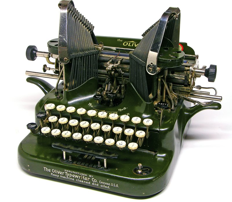 Máquina de escrever Oliver 5 com estrutura verde, teclas brancas e dois conjuntos de hastes paralelas