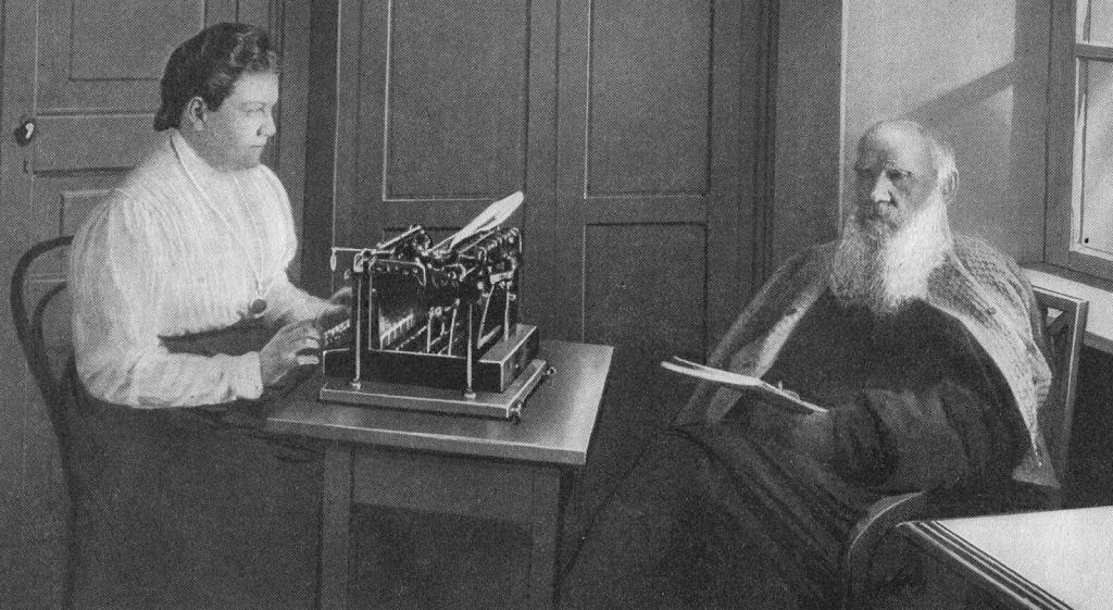  Fotografia do escritor Tolstoy a ditar um texto à sua filha que o escreve à máquina